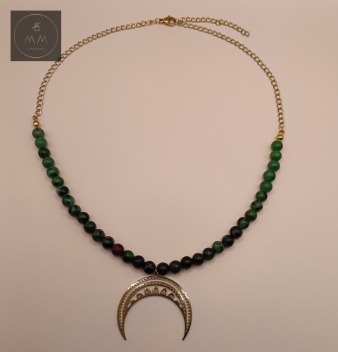 naszyjnik-z-kamieni-naturalnych-zoisyt-z-rubinem-i-zawieszką-lunula-ze-stali-chirurgicznej-handmade-rzut-z-góry