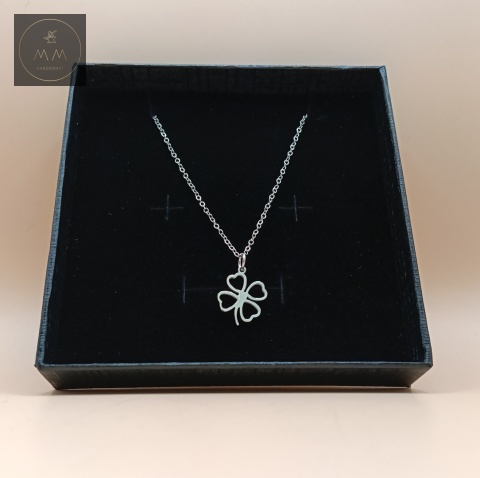 naszyjnik-koniczynka-stal-chirurgiczna-316L-handmade-zbliżenie-zawieszki
