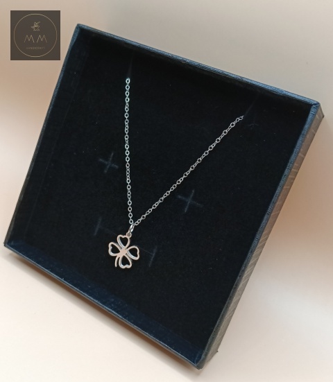 naszyjnik-koniczynka-stal-chirurgiczna-316L-handmade-bok-prawy