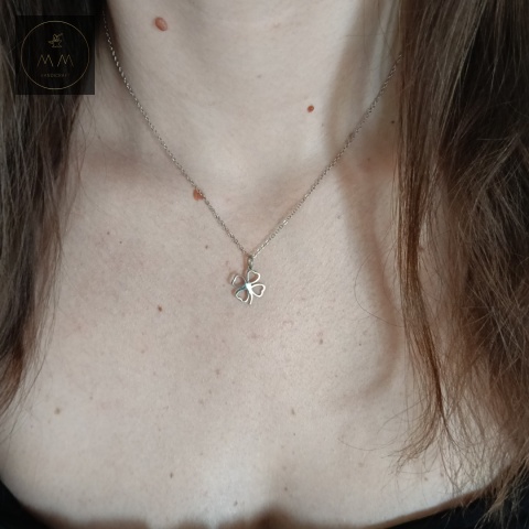 naszyjnik-koniczynka-stal-chirurgiczna-316L-handmade-na-szyi