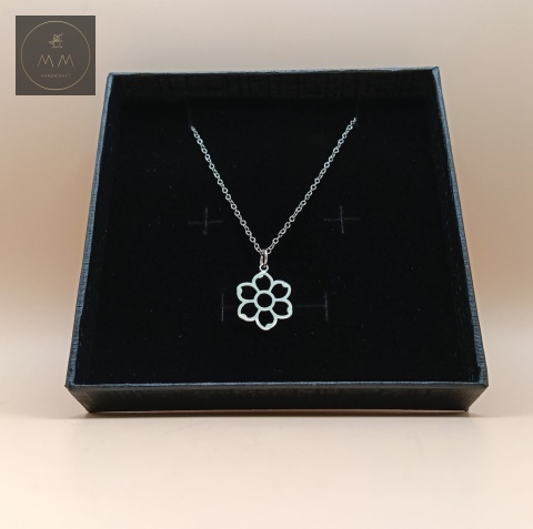 naszyjnik-kwiatek-stal-chirurgiczna-316L-handmade-zbliżenie-zawieszki