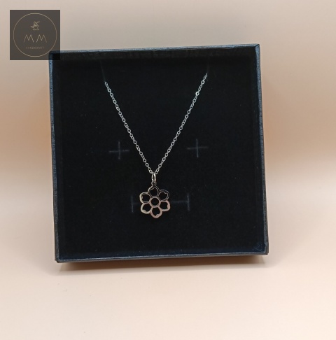 naszyjnik-kwiatek-stal-chirurgiczna-316L-handmade-zbliżenie