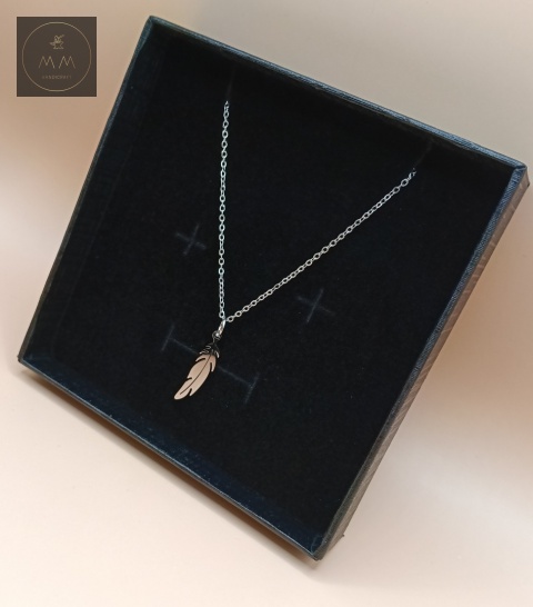 naszyjnik-piórko-stal-chirurgiczna-316L-handmade-bok-prawy