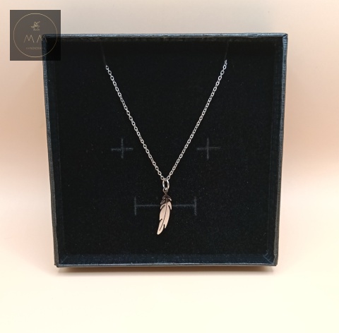 naszyjnik-piórko-stal-chirurgiczna-316L-handmade-zbliżenie