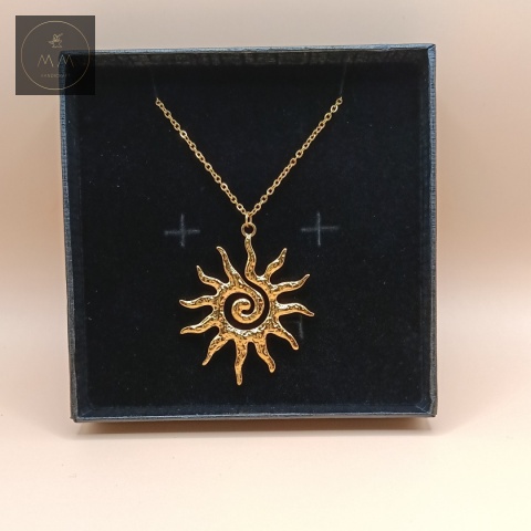 naszyjnik-słońce-stal-chirurgiczna-handmade-zbliżenie-zawieszki