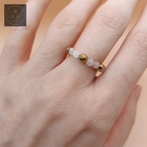 elastyczny-pierścionek-z-kamieni-naturalnych-kwarc-różowy-i-hematyt-handmade-zbliżenie