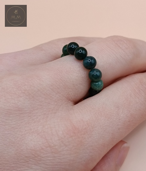 elastyczny-pierścionek-z-kamieni-naturalnych-agat-mszysty-handmade-na-palcu-zbliżenie