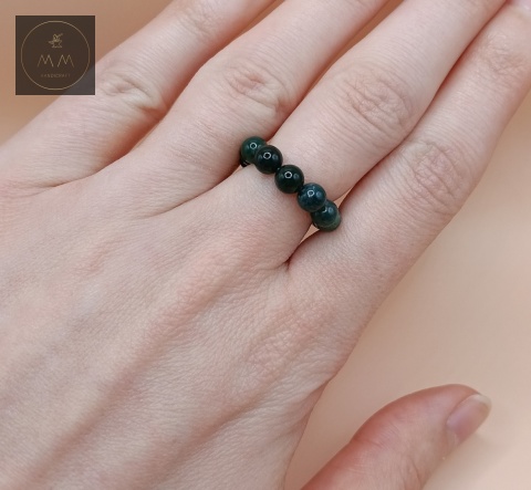 elastyczny-pierścionek-z-kamieni-naturalnych-agat-mszysty-handmade-na-palcu
