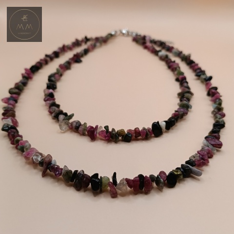 naszyjnik-z-kamieni-naturalnych-turmalin-mix-kolorów--sieczka-handmade-zbliżenie-na-kamienie