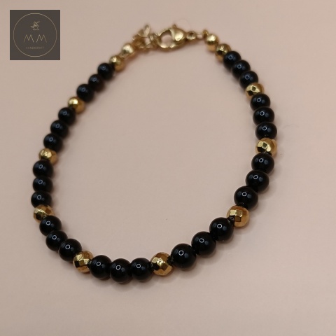 bransoletka-z-onyksu-i-hematytu-z-kamieni-naturalnych-handmade-zbliżenie-bok