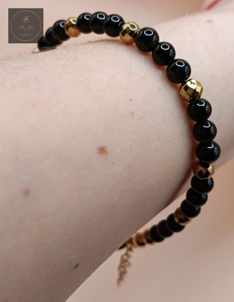 bransoletka-z-onyksu-i-hematytu-z-kamieni-naturalnych-handmade-na-nadgarstku