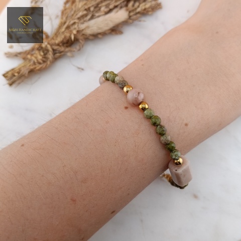 bransoletka-z-kamieni-naturalnych-rodonit-kwarc-unakit-handmade-na-nadgarstku