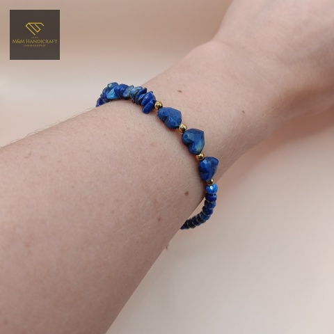 bransoletka-błękitna-laguna-z-kamieni-naturalnych-lapis-lazuli-handmade-na-nadgarstku