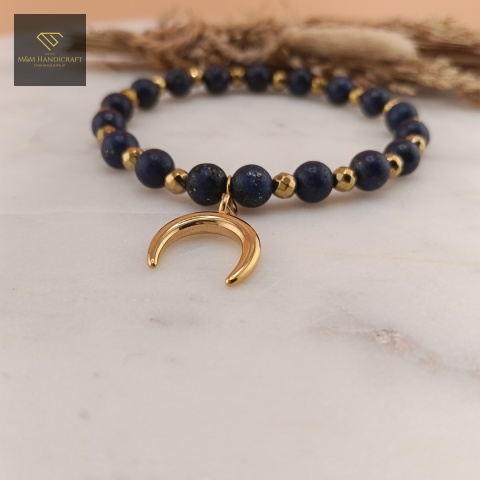 bransoletka-z-kamieni-naturalnych-lapis-lazuli-i-hematyt-zawieszka-róg-obfitości-handmade-zbliżenie-na-zawieszkę