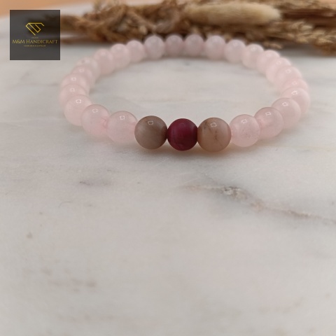 bransoletka-z-kamieni-naturalnych-kwarc-różowy-rodonit-handmade-zbliżenie-na-kamienie