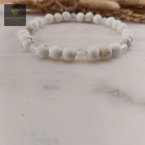 bransoletka-z-kamieni-naturalnych-kryształ-górski-magnezyt-handmade-zbliżenie-na-kamienie