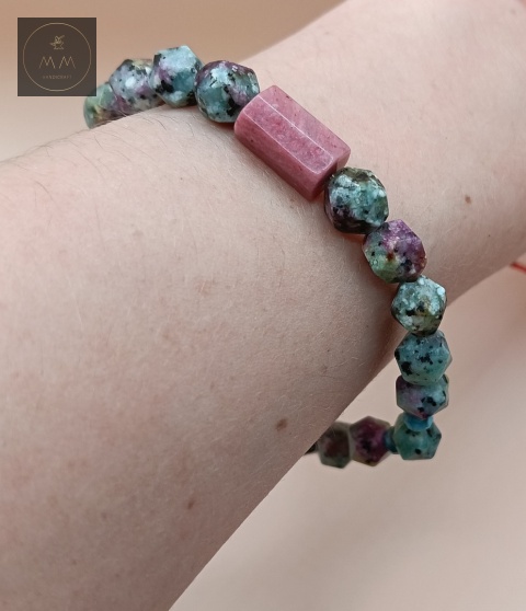 bransoletka-z-kamieni-naturalnych-jaspis-apatyt-i-rodonit-handmade-na-nadgarstku