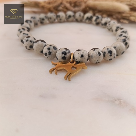 bransoletka-z-kamieni-naturalnych-jaspis-dalmatyński-handmade-zbliżenie-na-zawieszkę