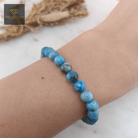 bransoletka-z-kamieni-naturalnych-apatyt-handmade-na-nadgarstku