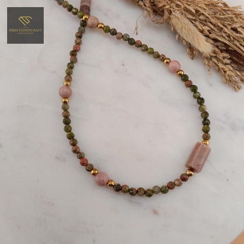 choker-z-kamieni-naturalnych-unakit-kwarc-rodonit-handmade-zbliżenie