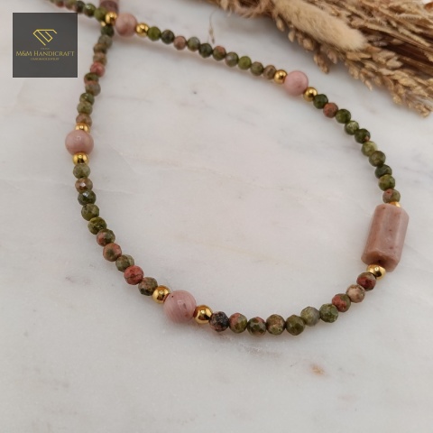 choker-z-kamieni-naturalnych-unakit-kwarc-rodonit-handmade-zbliżenie-na-kamienie