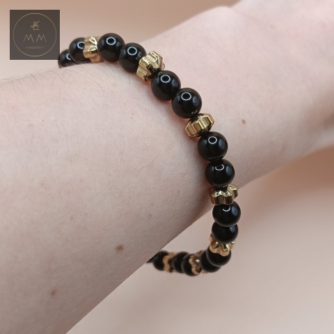 bransoletka-z-kamieni-naturalnych-onyks-i-hematyt-kwiatek-handmade-na-nadgarstku