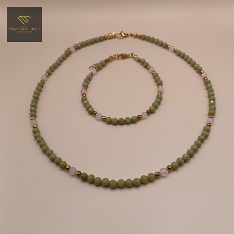 zestaw-biżuterii-z-kamieni-naturalnych-jaspis-matcha-kwarc-różowy-i-hematyt-handmade-zbliżenie