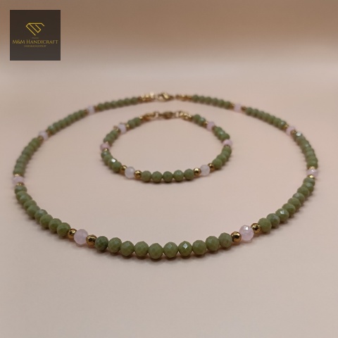 zestaw-biżuterii-z-kamieni-naturalnych-jaspis-matcha-kwarc-różowy-i-hematyt-handmade-zbliżenie-na-kamienie