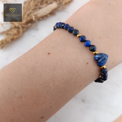 bransoletka-z-kamieni-naturalnych-lapis-lazuli-handmade-na-nadgarstku