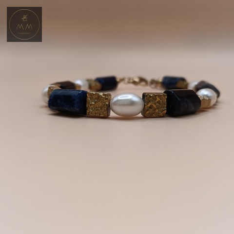 bransoletka-z-kamieni-naturalnych-sodalit-hematyt-i-pereł-naturalnych-handmade-zbliżenie-na-kamienie
