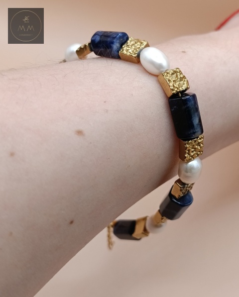 bransoletka-z-kamieni-naturalnych-sodalit-hematyt-i-pereł-naturalnych-handmade-na-nadgarstku