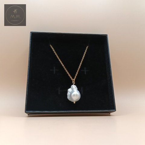 naszyjnik-z-perły-barokowej-i-stali-chirurgicznej-handmade-w-ozdobnym-pudełku-zbliżenie