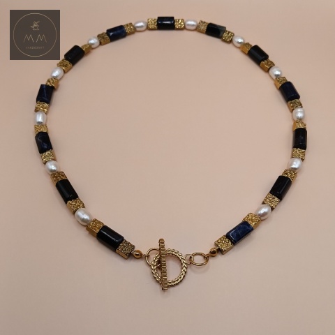 naszyjnik-z-kamieni-naturalnych-sodalit-hematyt-i-pereł-naturalnych-handmade-zbliżenie