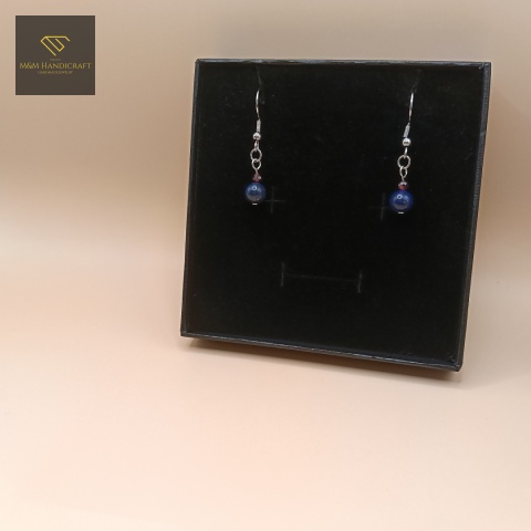 kolczyki-z-kamieni-naturalnych-granat-i-lapis-lazuli-bigle-stal-chirurgiczna-handmade-zbliżenie