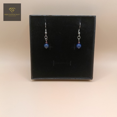 kolczyki-z-kamieni-naturalnych-granat-i-lapis-lazuli-bigle-stal-chirurgiczna-handmade-zbliżenie-na-kamienie