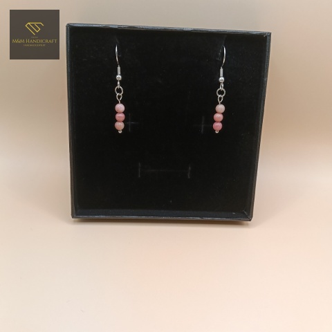 kolczyki-z-kamieni-naturalnych-rodonit-bigle-stal-chirurgiczna-handmade-zbliżenie-na-kamienie