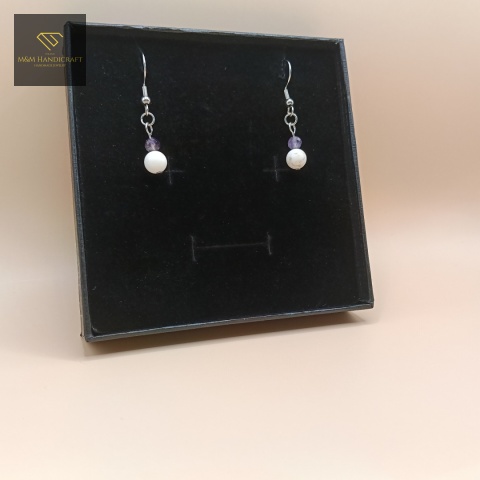 kolczyki-z-kamieni-naturalnych-ametyst-i-magnezyt-bigle-stal-chirurgiczna-handmade-zbliżenie