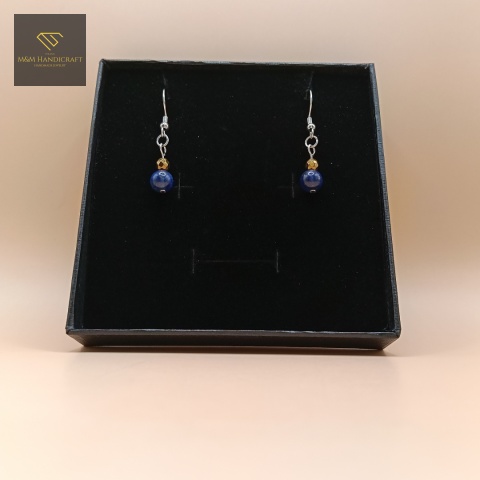 kolczyki-z-kamieni-naturalnych-hematyt-fasetowany-i-lapis-lazuli-handmade-zbliżenie-na-kamienie