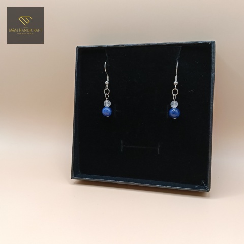 kolczyki-z-kamieni-naturalnych-kryształ-górski-i-lapis-lazuli-bigle-stal-chirurgiczna-handmade-zbliżenie
