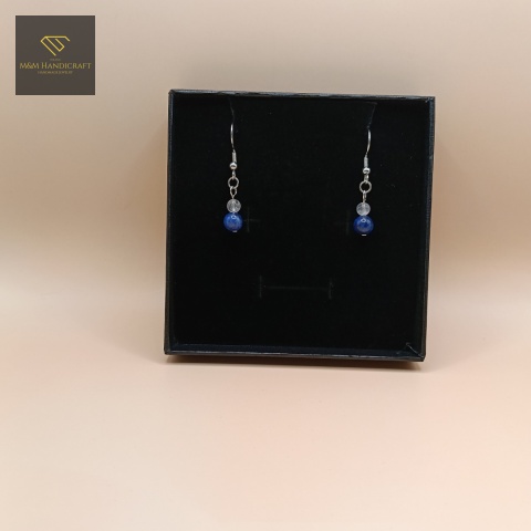 kolczyki-z-kamieni-naturalnych-kryształ-górski-i-lapis-lazuli-bigle-stal-chirurgiczna-handmade-zbliżenie-na-kamienie