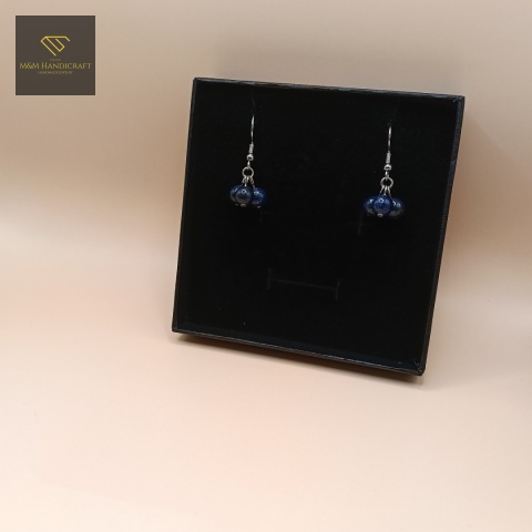 kolczyki-z-kamieni-naturalnych-lapis-lazuli-bigle-stal-chirurgiczna-handmade-zbliżenie
