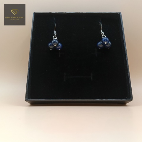 kolczyki-z-kamieni-naturalnych-lapis-lazuli-bigle-stal-chirurgiczna-handmade-zbliżenie-na-kamienie