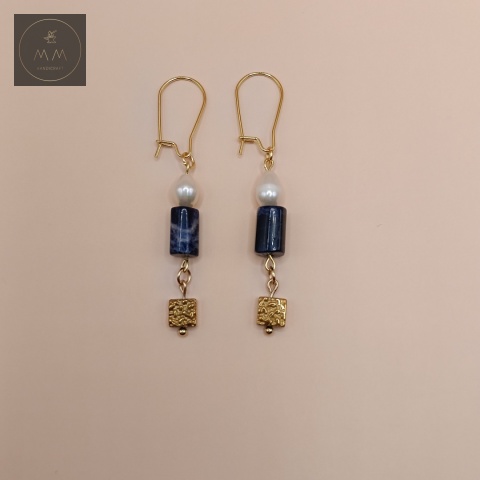 kolczyki-z-kamieni-naturalnych-sodalit-hematyt-i-pereł-handmade-zbliżenie