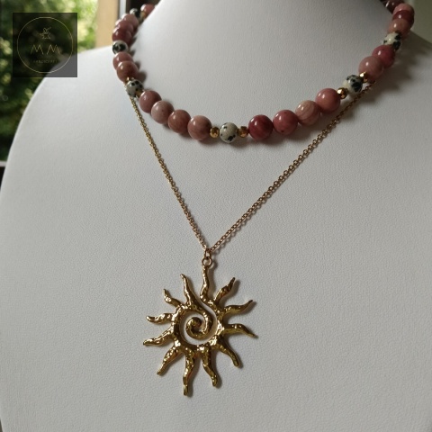 zestaw-biżuterii-z-kamieni-naturalnych-i-stali-chirurgicznej-rodonit-jaspis-dalmatyński-i-hematyt-handmade-na-ekspozytorze