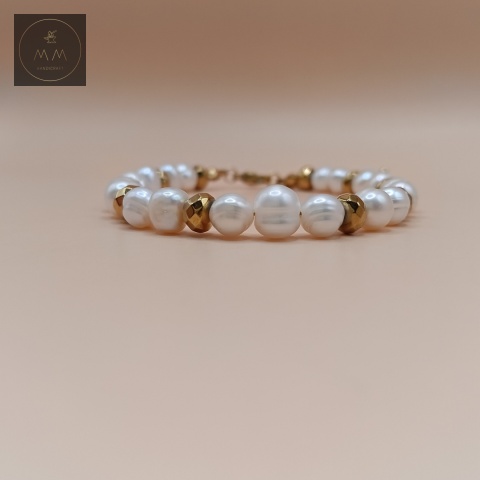bransoletka-z-pereł-i-kamieni-naturalnych-hematyt-oponka-handmade-zbliżenie-na-perły-i-kamienie
