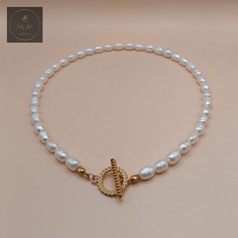 choker-z-pereł-naturalnych-i-stali-chirurgicznej-handmade-zbliżenie-na-perły