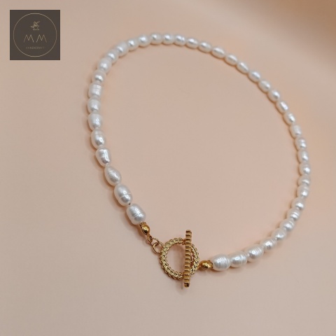 choker-z-pereł-naturalnych-i-stali-chirurgicznej-handmade-zbliżenie