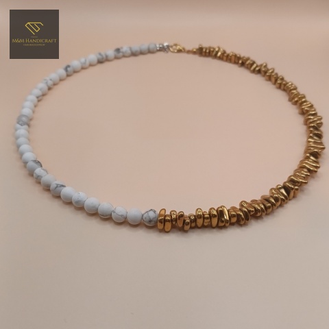 asymetryczny-naszyjnik-z-kamieni-naturalnych-howlit-i-hematyt-handmade-zbliżenie-na-kamienie