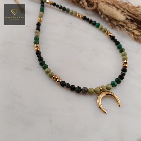naszyjnik-z-kamieni-naturalnych-szafir-turmalin-jadeit-i-jaspis-handmade-zbliżenie-na-zawieszkę
