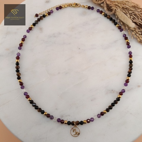 naszyjnik-dla-Koziorożca-z-kamieni-naturalnych-tygrysie-oko-ametyst-granat-kryształ-górski-onyks-handmade-rzut-z-góry